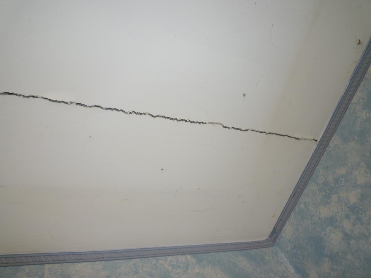 comment reparer fissure plafond placo