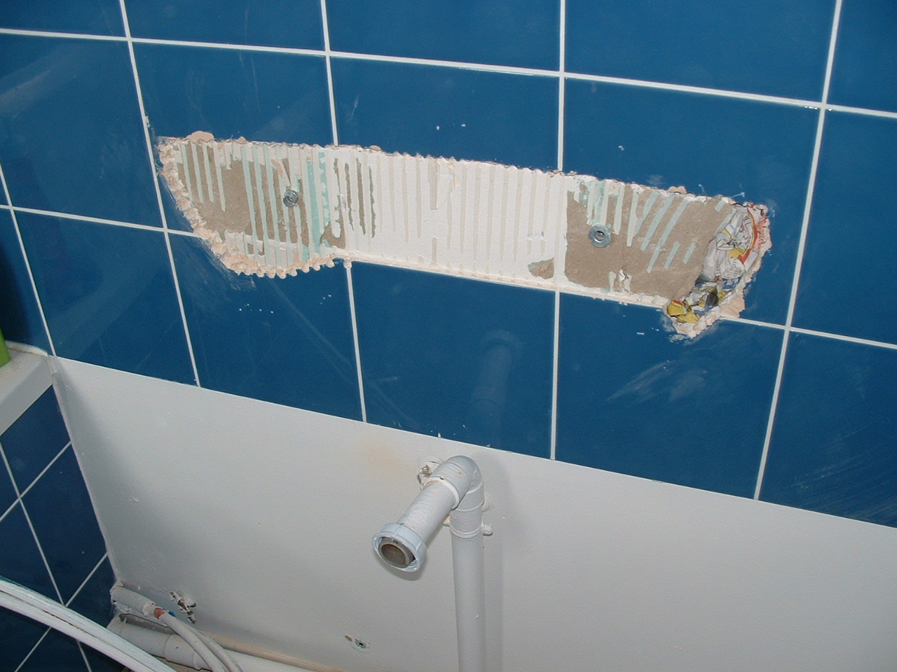 Comment retirer un lavabo collé au mur