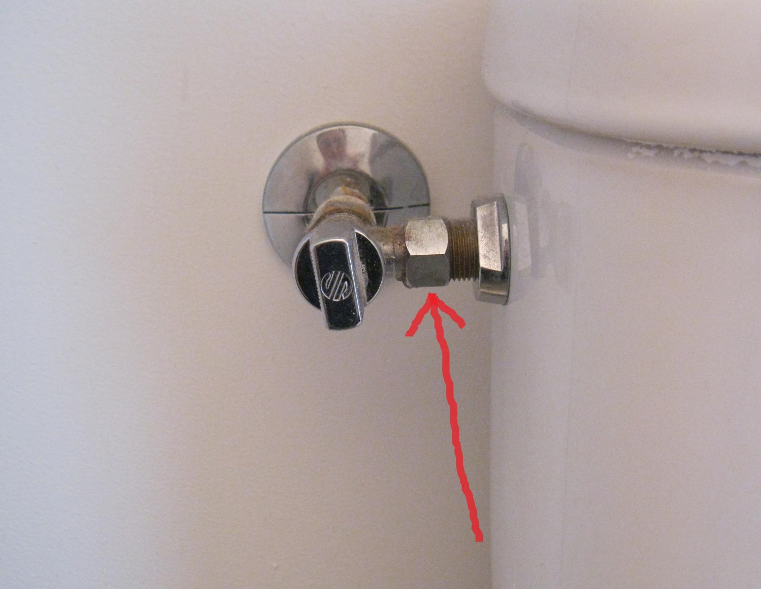 Fuite d'eau au niveau du robinet d'entrée de la chasse d'eau. Solution,  comment réparer. partie 1/2 