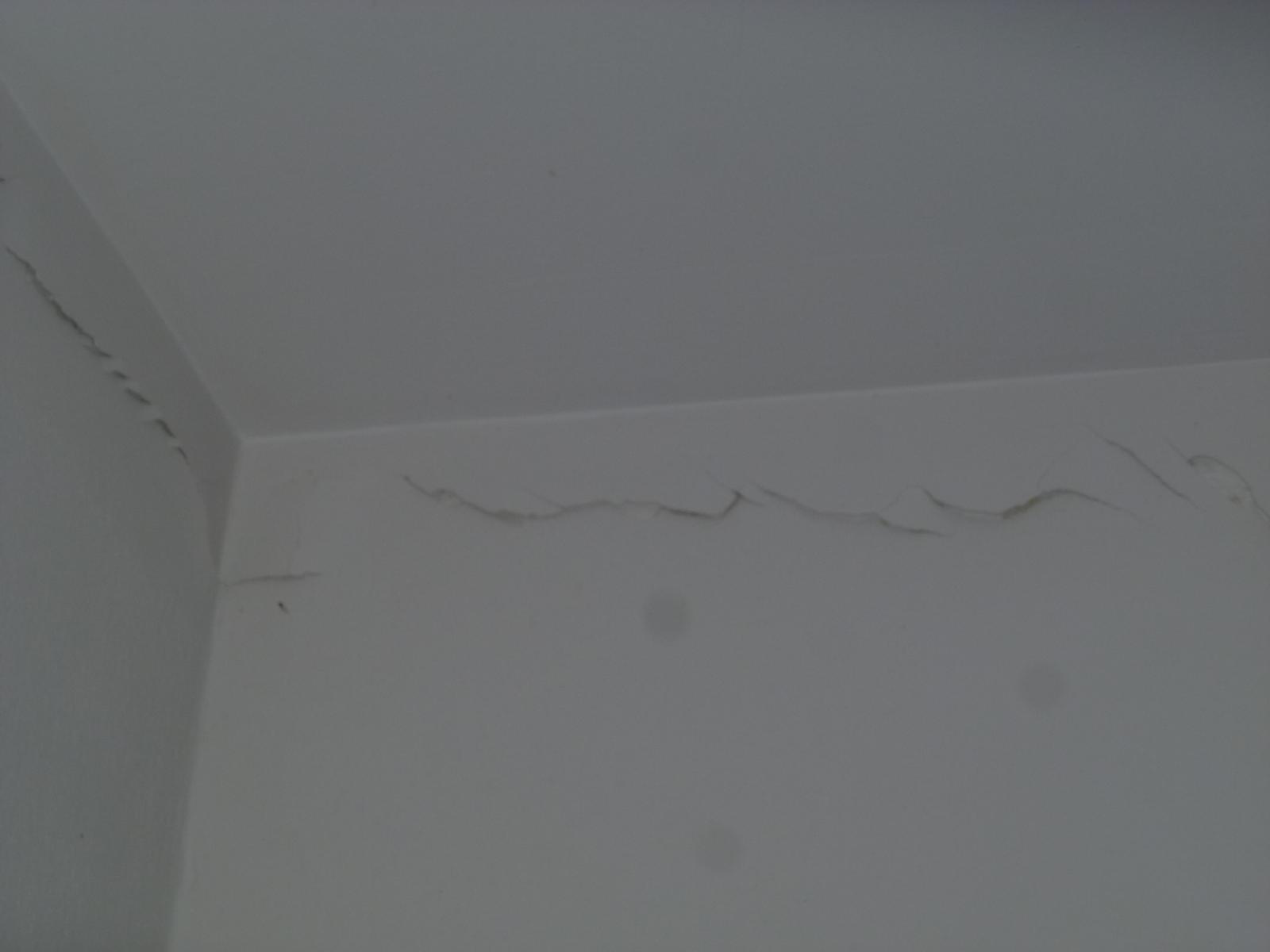 Bande placo joint plafond mur craquelle