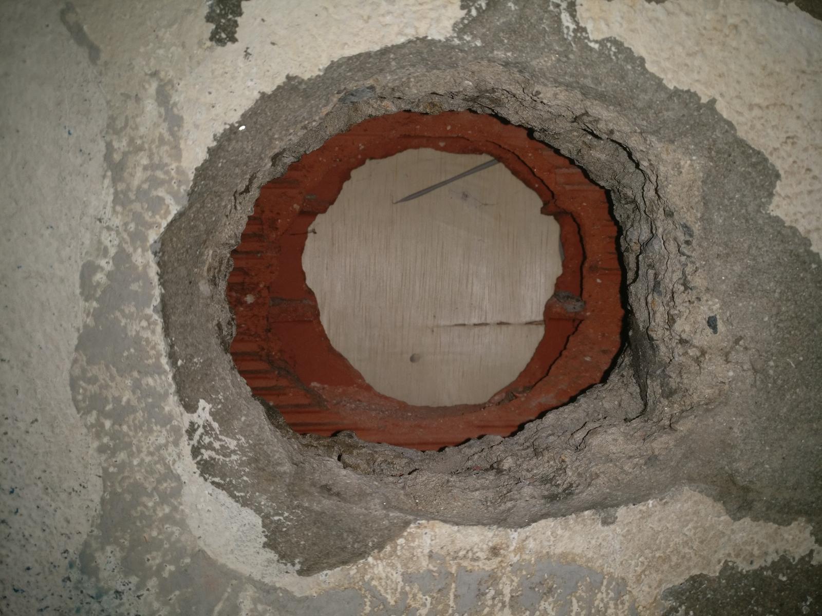 Rebouchage trou dans mur brique et béton